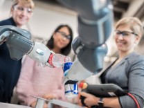 Frauenstudiengang Maschinenbau an der Hochschule Ruhr West - Prof. Dr. Alexandra Dorschu mit Studentinnen im Maschinenbau Technikum