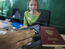 AKTUELLES ZEITGESCHEHEN Visumbeantragung für die EU in Moskau MOSCOW RUSSIA SEPTEMBER 14 2015 Ta